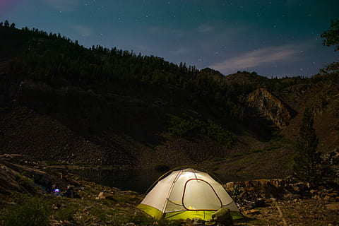 blanc, tenda de campanya, turó, verd, distància de la tenda, muntanyes, arbres, muntanya, arbre, tenda, llum, campament, cel, estrelles, núvol, roques, vall, longexposició, llanterna, californium, johnmuir, fora, nit, estrella - espai, escenics - natura, aventura, naturalesa, espai, bellesa a la natura, astronomia, ciència, medi ambient, exploració, terra, activitat d'oci, senderisme, activitat, Serra, espai i astronomia, a l'aire lliure, bosc de pi, cim de muntanya, Via Làctea, 5K, CC0, domini públic, lliure de regalies