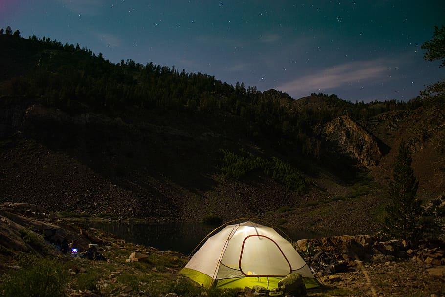 blanc, tenda de campanya, turó, verd, distància de la tenda, muntanyes, arbres, muntanya, arbre, tenda, llum, campament, cel, estrelles, núvol, roques, vall, longexposició, llanterna, californium, johnmuir, fora, nit, estrella - espai, escenics - natura, aventura, naturalesa, espai, bellesa a la natura, astronomia, ciència, medi ambient, exploració, terra, activitat d'oci, senderisme, activitat, Serra, espai i astronomia, a l'aire lliure, bosc de pi, cim de muntanya, Via Làctea, 5K