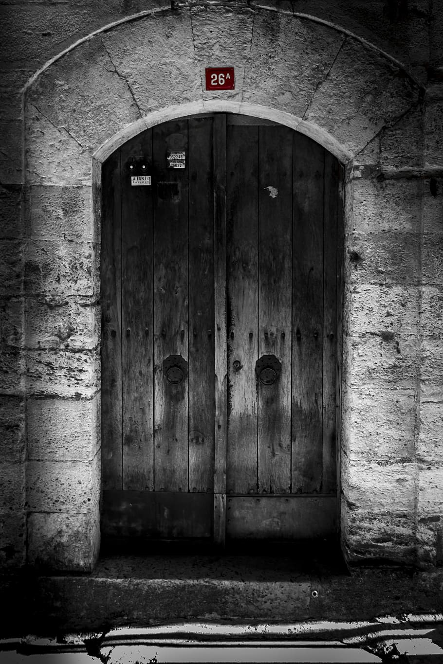 porta, endavant, data, vell, Istanbul, centre de la ciutat, sultanahmet, süleymaniye, obres històriques, kemer, scully, negre, gall dindi, entrada, arquitectura, tancat, estructura construïda, exterior de l'edifici, seguretat, signe, cap gent, protecció, comunicació, edifici, material de fusta, dia, text, paret, guió occidental, arc, casa, garatge, 5K