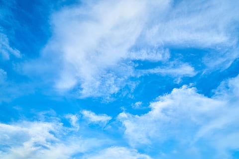 lav, vinkel billede, blå, himmel, Sky, sommer, skyer, hvid, landskab, natur, hvide skyer, sol, solnedgang, baggrund, sammensætning, plads, utrolig, abstrakt, store, høj, udendørs, struktur, miljømæssige, atmosfære, fred, smuk, dag, lys, luft, mønster, sæson, det er i luften, tapet, detalje, farve, ilt, kopiere plads, abstrakt mønster, levende farve, farvebillede, ingen mennesker, ingen, baggrunde, vandret, frisk, rummelig, selektiv fokusering, sky - himmel, cloudscape, skønhed i naturen, scenics - natur, miljø, hvid farve, vind, dramatisk himmel, ro, humørlig himmel, meteorologi, overskyet, ren, klima, lyse, tekstureret effekt, tjavsede, 8K, CC0, offentligt domæne, royaltyfrie
