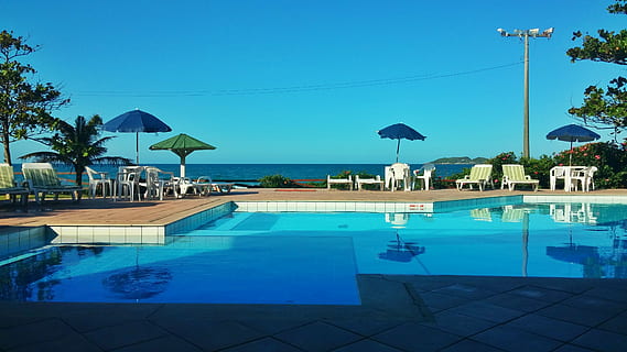 Schwimmbad, Sommer-, Ausflug, sich ausruhen, Strand, Brasilien, Reiten, ruhig, Natur, Ferien, Sol, Santa Catarina, Landschaft, Wasser, beschädigen, Horizont, Ozean, agua, Himmel, blauer Himmel, Blau, Wolken, Reflexion, Ozean Himmel, florianopolis, Tourismus, Urlaubsort, Urlaube, Hotel, Luxus, Entspannung, draußen, tropisches Klima, Stuhl, Baum, am Pool, Infinity-Pool, Regenschirm, Sonnenschirm, Reiseziele, Palme, Reichtum, Tag, keine Leute, 4K, CC0, gemeinfrei, lizenzfrei