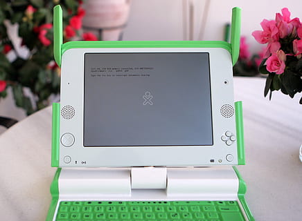 olpc, obriu el firmware, arrencada, ordinador, retro, tecnologia, flor, tecnologia sense fils, gerro, comunicació, planta amb flors, connexió, planta, frescor, naturalesa, dispositiu d’informació portàtil, primer pla, telèfon intel·ligent, taula, centrar-se en primer pla, telèfon mòbil, pantalla, bellesa a la natura, cap gent, rosa, 2K, CC0, domini públic, lliure de regalies