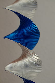 Struktur, Textur, Spiral-, metallisch, Girlande, Feier, Festival, Dekoration, verziert, schmücken, Deko, Karneval, Geburtstag, Schmuck, Party, glänzend, scheinen, Blau, keine Leute, Nahansicht, Tiere in freier Wildbahn, Tierthemen, Tier, ein Tier, Tierwelt, Wirbeltier, Fisch, Wasser, drinnen, Natur, Schönheit in der Natur, Fokus auf den Vordergrund, Bewegung, Tag, Vogel, lila, 5K, CC0, gemeinfrei, lizenzfrei