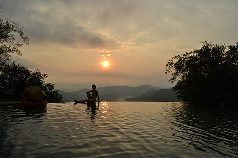 vandfald, solnedgang, pool, indien, goa, himmel, vand, havnefronten, skønhed i naturen, træ, sky - himmel, rigtige mennesker, scenics - natur, plante, en person, livsstil, natur, ro, rolig scene, sø, fritidsaktivitet, afspejling, udendørs, svømmepøl, 4K, CC0, offentligt domæne, royaltyfrie