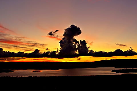 solnedgang, skyer, rød, orange, gul, rød, orange, landskab, nat, vand, træer, ocean, morgen, aften, hav, himmel, solopgang, sol, natur, solnedgang strand, himlen skyer, lyse, solnedgang landskab, solopgang landskab, marinemaleri, solnedgang himmel, skyer himmel, rolig, udendørs, rejse, daggry, silhuet, ingen mennesker, scenics, sky - himmel, scenics - natur, skønhed i naturen, ro, rolig scene, træ, orange farve, plante, jord, miljø, afspejling, 1080P, CC0, offentligt domæne, royaltyfrie