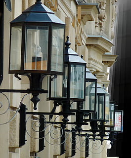 llanterna, llum, il·luminació, il·luminació exterior, fanal, enllumenat públic, nit, crepuscle, foscor, infern, noble, exterior de l'edifici, arquitectura, estructura construïda, cap gent, a l'aire lliure, dia, edifici, equips d’il·luminació, finestra, carrer, vidre - material, ciutat, en fila, llum elèctrica, vista d’angle baix, llum del carrer, naturalesa, barri residencial, transparent, 1080P, CC0, domini públic, lliure de regalies