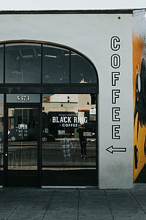 schwarz, klingeln Kaffeeladen, Menschen, Innerhalb, Café, Kaffee, Cafe, Fenster, Gebäude, städtisch, Text, die Architektur, Kommunikation, gebaute Struktur, westliche Schrift, Transportmittel, Transport, öffentliche Verkehrsmittel, Gebäudehülle, Zeichen, Skript, Tag, eine Person, Eisenbahnstation, nicht-westliche Schrift, zufällige Menschen, in voller Länge, draußen, echte Menschen, 5K, CC0, gemeinfrei, lizenzfrei