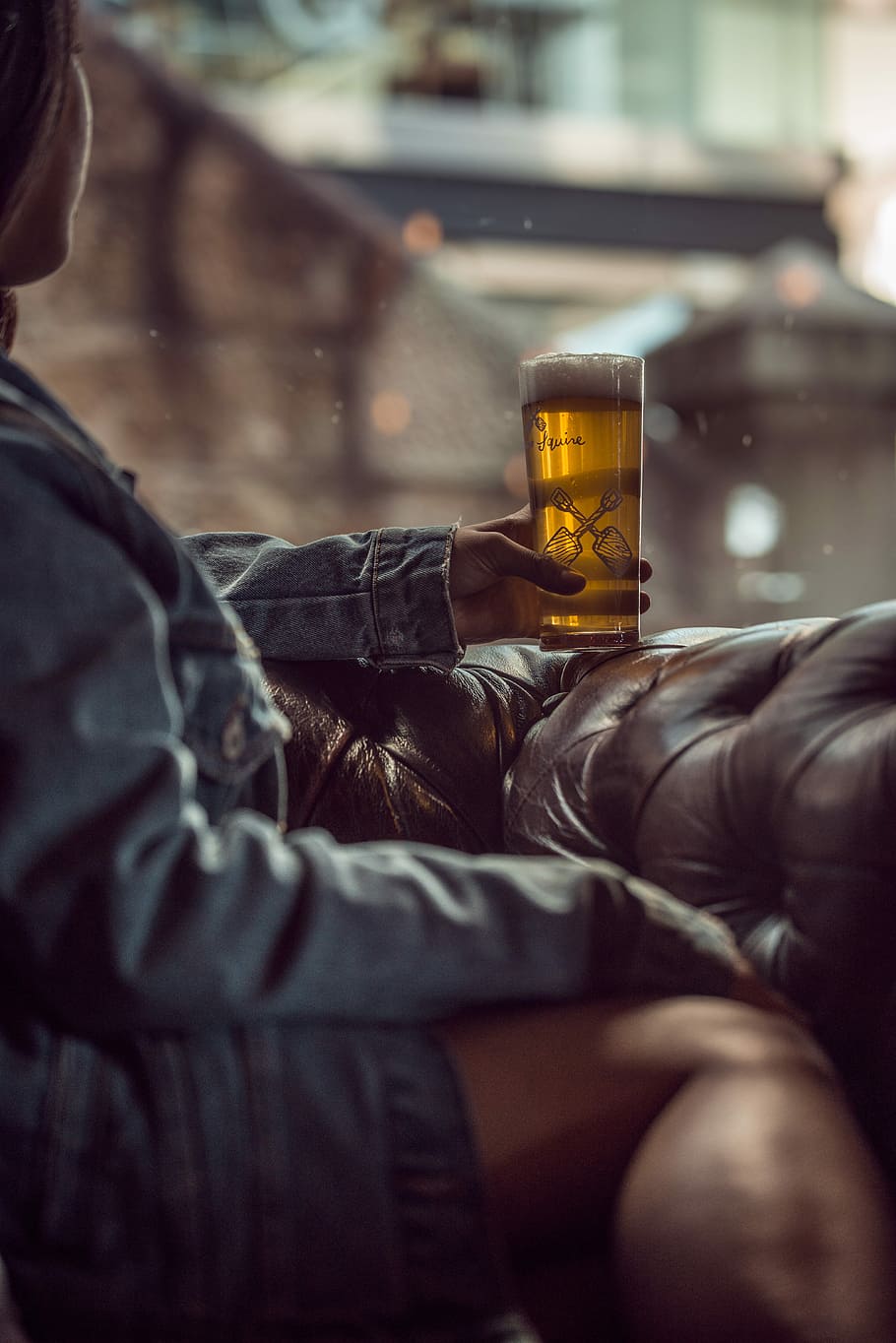 dona, assegut, tufted, marró, cadira de cuir, celebració, vidre pilsner, ple, cervesa, mà, jaqueta vaquera, sofà, cadira, alcohol, beguda, diversió, pub, barra, model, seient, pose, es va asseure, cuir, Austràlia, sydney, femella, cervesa artesanal, cervesa - alcohol, beure, persones reals, una persona, refresc, estils de vida, part del cos humà, got de cervesa, menjar i beguda, vidre, mà humana, activitat d'oci, homes, transparent, frescor, secció mitjana, got de pinta, 5K
