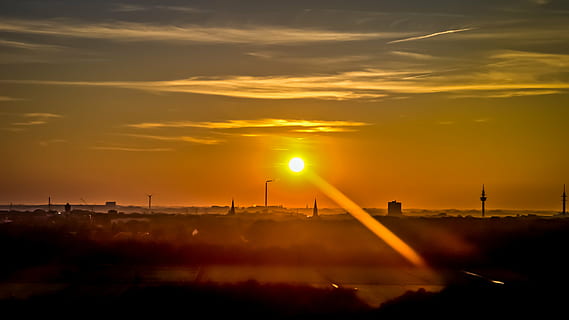 Bremerhaven, sole, ambientazione, tramonto, cielo, nuvola - cielo, architettura, luce del sole, città, nessuno, colore arancione, natura, esterno dell'edificio, struttura costruita, raggio di sole, silhouette, riflesso lente, all'aperto, paesaggio urbano, industria, scenics - natura, bellezza nella natura, inquinamento, 4K, CC0, dominio pubblico, privo di copyright