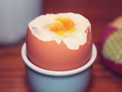 gekookt ei, ei, gekookt, zacht, eierdopjes, heerlijk, eten, eivormig, ovaal, kleurrijk, ontbijt, voedsel, eiwit, eierdooier, eierschaal, bruine schaal, eten en drinken, eigeel, binnenshuis, geen mensen, eierdop, gezond eten, detailopname, focus op de voorgrond, versheid, welzijn, maaltijd, tafel, schelp, gebroken, stilleven, verleiding, 1080P, CC0, publiek domein, royaltyvrij