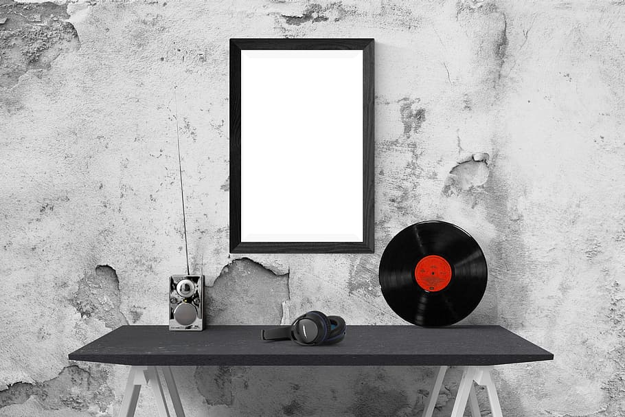 nero, senza fili, cuffie, tavolo, disco in vinile, specchio, parete, manifesto, modello, interno, telaio, finto, galleria, tela, realistico, caratteristica della parete, nessuno, copia spazio, giorno, vecchio, in stile retrò, vuoto, architettura, in casa, natura morta, forma, comunicazione, colore nero, forma geometrica, contenitore, tecnologia, 5K
