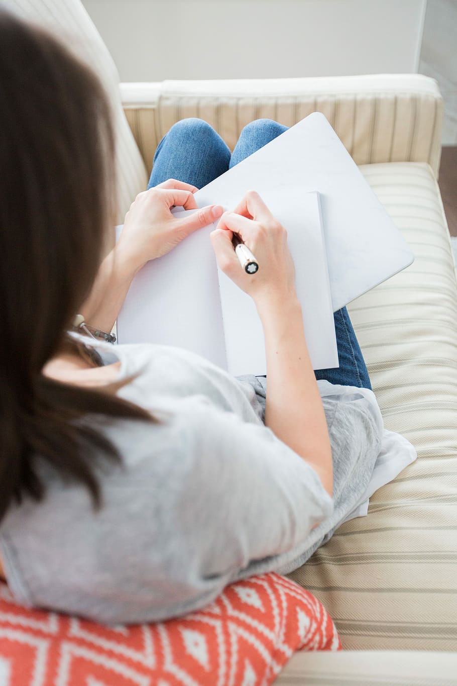 kvinde, skrivning, hvid, papir, ved brug af, pen, skrive, printerpapir, tidsskrift, sofa, Kvinder, en person, voksen, rigtige mennesker, indendørs, livsstil, møbel, fritidsaktivitet, afslappet tøj, sidder, bagfra, lempelse, bedrift, hjem interiør, høj vinkel visning, selektiv fokusering, seng, unge kvinder, hår, frisure, over skulderet, 5K