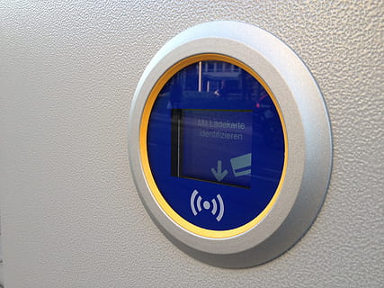 hvit, blå, digitalt, vegg apparat, e mobilitet, elektrisk mobilitet, lastesøyle, ladestasjon, laster kart, identifikasjon, ikke kontakt, NFC, kommunikasjon, skilt, sirkel, nærbilde, form, geometrisk form, veggbyggingsfunksjon, ingen folk, tekst, veiledning, symbol, vestlig skript, transport, informasjon, transportmiddel, innendørs, sikkerhet, metall, design, Nummer, 2K, CC0, offentlig domene, opphavsrett gratis