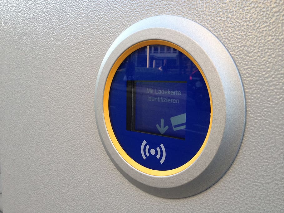 bílý, modrý, digitální, nástěnný spotřebič, mobility, elektrickou mobilitu, zatěžovací sloupec, nabíjecí stanice, načítání mapy, identifikace, bezkontaktní, nfc, sdělení, podepsat, kruh, detail, tvar, geometrický tvar, nástěnný prvek, nikdo, text, vedení, symbol, západní skript, přeprava, informace, způsob dopravy, uvnitř, bezpečnost, kov, design, číslo, 2K