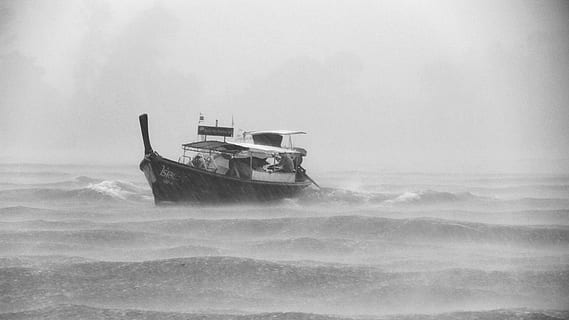 Landschaftsfotografie, Boot, Sturm, Meer, Wasserfahrzeug, Schwarz und weiß, Transport, Wasser, Schiff, Passagierschiff, Transportart, Ufergegend, Natur, Transportmittel, Bewegung, Segeln, Tag, Nebel, Himmel, keine Leute, Welle, Reise, draußen, Horizont über Wasser, Horizont, Untergang, Segelboot, Passagierfahrzeuge, Fischerboot, 5K, CC0, gemeinfrei, lizenzfrei