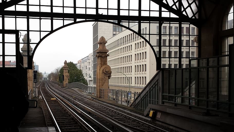 pista, stazione ferroviaria, Berlino, ferrovia, mezzi di trasporto, destinazioni di viaggio, giorno, struttura costruita, in casa, architettura, traccia, trasporto ferroviario, modo di trasporto, viaggio, trasporto pubblico, esterno dell'edificio, connessione, città, nessuno, ponte, arco, all'aperto, ponte - struttura fatta dall'uomo, la strada davanti, 1080P