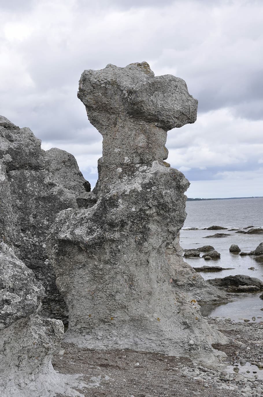 pila di mare, Gotland, pietra, nuvola - cielo, cielo, giorno, nessuno, all'aperto, natura, solido, la tranquillità, roccia, terra, acqua, bellezza nella natura, roccia - oggetto, formazione rocciosa, scena tranquilla, scenics - natura, scena non urbana, mare, Inquadratura dal basso, eroso, 4K