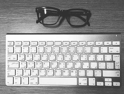 ochelari, Mac, manipulare, tehnologie, tehnologia fără fir, comunicare, laptop, tastatura, conexiune, în interior, nici o persoana, masa, cheia computerului, tastatură, calculator, ochelari de vedere, echipamente de calcul, natură moartă, scrisoare, vedere în unghi mare, alfabet, a închide, text, accesoriu personal, 4K, CC0, domeniu public, fără drepturi de autor