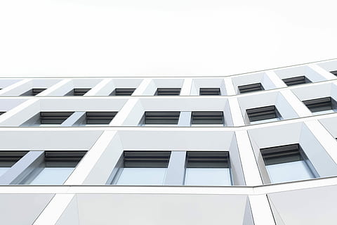 širdys, akių vaizdas, balta, betonas, 3 aukštų, 3 aukštų pastatas, žemas, kampinė fotografija, aukštas, kilimo pastatas, pastatas, langas, architektūra, statybos, šviesus, dangus, namas, pastato išorė, pastatyta struktūra, žemas kampo vaizdas, nėra žmonių, stiklas - medžiaga, modelį, balta spalva, eilėje, miestas, kopijavimo vietos, gyvenamasis rajonas, modernus, dieną, lauke, kartojimas, visą kadrą, butas, biurų pastato išorė, dangoraižis, 4K, CC0, Viešasis domenas, nemokamai