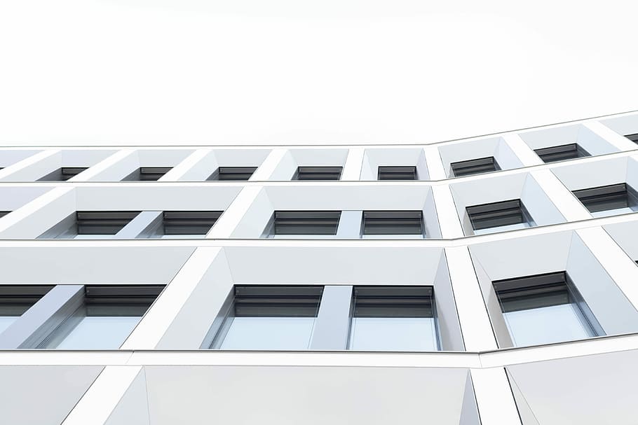 cuc, foto de vista d'ulls, blanc, concret, 3 plantes, Edifici de 3 plantes, baix, fotografia d'angle, alt, edifici de pujada, edifici, finestra, arquitectura, construcció, brillant, cel, casa, exterior de l'edifici, estructura construïda, vista d’angle baix, cap gent, vidre - material, patró, Color blanc, en fila, ciutat, còpia espai, barri residencial, modern, dia, a l'aire lliure, repetició, marc complet, apartament, exterior d’edifici d’oficines, gratacels, 4K