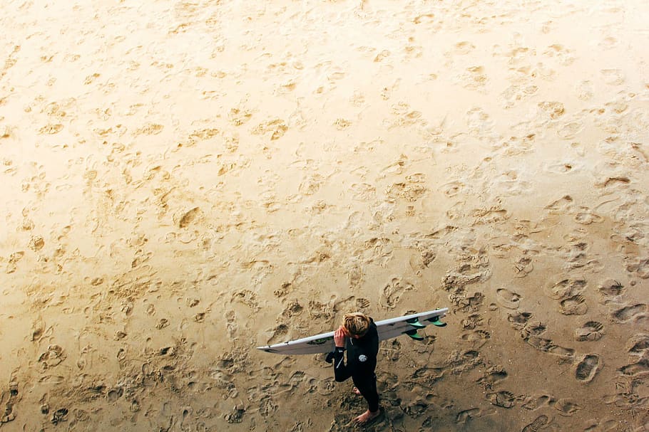 home, portar, taula de surf, superior, veure la fotografia, persona, celebració, blanc, navega, pissarra, platja, sorra, petjades, paio, gent, surfista, estiu, adult madur, una persona, només adults, una sola dona, adult, una dona madura només, només dones, dia, terra, activitat d'oci, naturalesa, persones reals, estils de vida, vista d’angle alt, festa, viatge, dones, roba casual, vacances, diversió, de peu, a l'aire lliure, braç humà, 2K