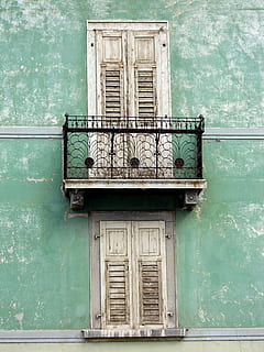 finestra, vell, finestra antiga, façana, històricament, resistent, fusta, vidre, trencar, edifici, finestres de fusta, barri antic, marcs de finestres, obturador, tancat, balcó, ferro forjat, exterior de l'edifici, estructura construïda, arquitectura, cap gent, dia, porta, entrada, color verd, funció de construcció de parets, casa, a l'aire lliure, material de fusta, color turquesa, vista d’angle baix, seguretat, representació, ornamentat, 4K, CC0, domini públic, lliure de regalies