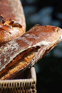 Brot, Korb, Brotkorb, knusprig, Gebäck, Lebensmittel, Backwaren, Ernährung, Essen und Trinken, Nahansicht, Fokus auf den Vordergrund, Frische, fertig für den Verzehr, selektiver Fokus, keine Leute, Stillleben, gebacken, braun, drinnen, Tag, ein Leib Brot, gesundes Essen, Süßes Essen, Genuss, Obst, Versuchung, französisches Essen, 2K, CC0, gemeinfrei, lizenzfrei