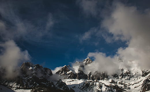 montagna, coperto, la neve, vista, superiore, rivestito, bianca, valle, nuvole, blu, cielo, inverno, soleggiato, giorno, paesaggio, natura, nuvola - cielo, nessuno, all'aperto, Paesaggi, bellezza nella natura, temi animali, scenics - natura, temperatura fredda, catena montuosa, ambiente, montagna innevata, albero, picco di montagna, scena non urbana, 4K, CC0, dominio pubblico, privo di copyright