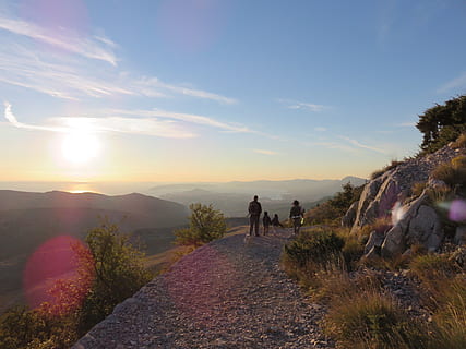 Kroatien, Teilt, Aussicht, Berg, Sonnenuntergang, echte Menschen, Himmel, Schönheit in der Natur, Freizeitbeschäftigung, Lebensstile, Szenen - Natur, Natur, Pflanze, Männer, Rückansicht, Sonnenlicht, Menschen, Nicht-städtische Szene, zwei Menschen, ruhige Szene, Ruhe, Gehen, Zusammengehörigkeit, in voller Länge, draußen, Linseneffekt, 1080P, CC0, gemeinfrei, lizenzfrei