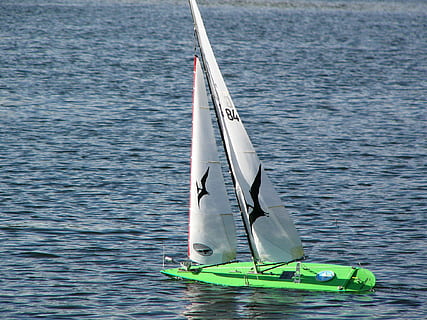 modelo, barco à vela, modelo, barco a vela, agua, mar, ninguém, aventura, embarcação náutica, dia, esporte, transporte, beira-mar, natureza, beleza na natureza, atividade de lazer, esporte aquático, ondulado, ao ar livre, pessoas reais, modo de transporte, estilos de vida, 1080P, CC0, domínio público, royalty free