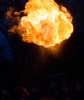 Feuer, Feuershow, Flamme, Gruppe von Leuten, Bewegung, Menge, orange Farbe, Hitze - Temperatur, Verbrennung, Nacht-, echte Menschen, Natur, Kunst, Kultur und Unterhaltung, Feuer - natürliches Phänomen, große gruppe von menschen, draußen, Männer, Risiko, Veranstaltung, Warnschild, 2K, CC0, gemeinfrei, lizenzfrei