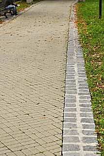 ścieżka, bruk, samego siebie, Czekanie, trawa, kamienne kostki, chodnik, na dworze, dzień, żadnych ludzi, Natura, droga naprzód, ulica, kierunek, kostka brukowa, kamień, wysoki kąt widzenia, Miasto, roślina, wzór, park, liść, część rośliny, ścieżka ogrodowa, 4K, CC0, domena publiczna, darmowe zdjęcia