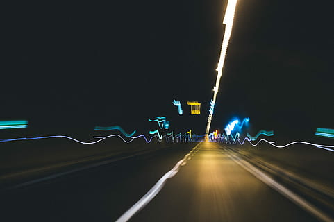 Foto, vejlys, vej, lys, nat, gade, hovedvej, Trafik, hastighed, bil, blå, belyst, transportmidler, mørk, lys - naturligt fænomen, abstrakt, urban scene, lys spor, bevægelse, ingen mennesker, lang eksponering, skilt, by, retning, vejen frem, arkitektur, sløret bevægelse, himmel, belysningsudstyr, natur, elektricitet, multiple lane motorvej, 2K, CC0, offentligt domæne, royaltyfrie