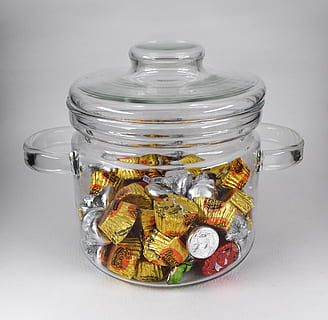 burk, behållare, sötsaker, godis, ljuv, efterrätt, godbit, sötma, choklad, studio skott, vit bakgrund, stor grupp av objekt, inomhus, överflöd, mat, rikedom, inget folk, finansiera, stack, mat och dryck, fortfarande liv, val, närbild, mynt, äta nyttigt, transparent, variation, lyx, 2K, CC0, offentligt domän, royaltyfria