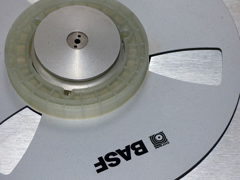 la cinta, mitjans de comunicació, basf, ordinador, informació, casset, text, comunicació, cap gent, primer pla, forma, guió occidental, forma geomètrica, cercle, dia, a l'interior, signe, metall, Color blanc, tecnologia, disseny, arquitectura, estructura construïda, vigilància, acer, color plata, 4K