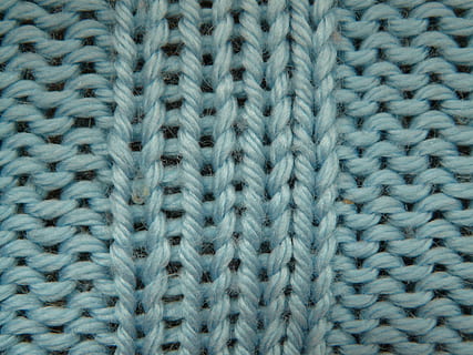 tejido de ganchillo gris, gris, tejer, textil, tela, modelo, tejido, cerrar, lana, fotograma completo, antecedentes, de cerca, nadie, día, Arte y artesanía, texturizado, creatividad, de punto, ropa, arte, invierno, adentro, azul, ropa de abrigo, repetición, blandura, cruzado, 2K, CC0, dominio público, libre de derechos