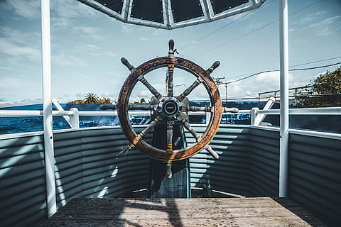 Brun, træ-, skib, hjul, båd, skyer, rustik, rusten, himmel, rat, træer, træbord, yacht, vand, nautiske fartøj, natur, transportmidler, ingen mennesker, dag, hav, sollys, transportform, metal, udendørs, ror, rækværk, sky - himmel, træ - materiale, arkitektur, dæk, form, 5K, CC0, offentligt domæne, royaltyfrie