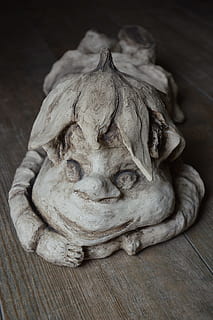 trol, keramisch, workshops, standbeeld, gezicht, hout - materiaal, geen mensen, detailopname, binnenshuis, leeuw - katachtig, tafel, kunst en ambacht, stilleven, focus op de voorgrond, vertegenwoordiging, ambacht, creativiteit, zoogdier, beeldhouwwerk, hoge hoekmening, menselijke representatie, snijwerk - ambachtelijk product, kat, dag, 4K, CC0, publiek domein, royaltyvrij