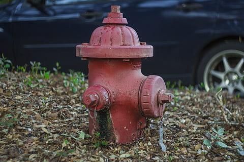 požární hydrant, hydrant, Červené, bezpečnost, nouzový, oheň, voda, zařízení, kov, město, městský, den, nehody a katastrofy, nikdo, přistát, pole, zaměřit se na popředí, detail, Příroda, venku, opuštěný, starý, ochrana, bezpečnostní, způsob dopravy, přeprava, text, znečištění, strojní ventil, kolo, 5K, CC0, veřejná doména, bez autorských práv