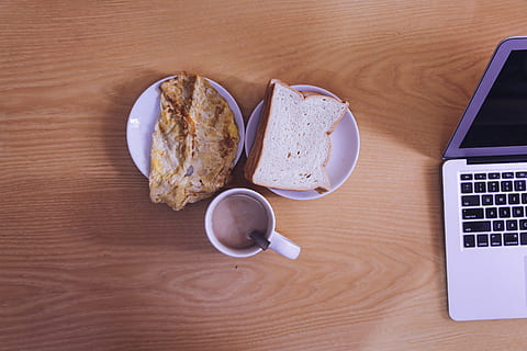 duona, roti, plokštė, kava, užpildytas, puodelis, nuotrauka, pusryčiai, valgio, vieta, lentelė, arti, sidabras, nešiojamas kompiuteris, kompiuteris, biuras, dirbti, stalas, technologijos, „MacBook“, obuolys, elektronika, sumuštinis, Kiaušinienė, maisto, verslą, belaidžio ryšio technologija, patalpose, aukšto kampo vaizdas, tiesiogiai virš, nėra žmonių, Maistas ir gėrimai, komunikacijos, ryšį, gerti, gaivinimas, mediena - medžiaga, kavos gėrimas, klaviatūra, 2K, CC0, Viešasis domenas, nemokamai