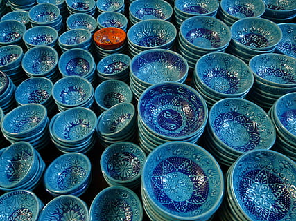 Keramik, Muscheln, Schüssel, Blau, Dekoration, zerbrechlich, große gruppe von gegenständen, Vollbild, Hintergründe, keine Leute, drinnen, Anordnung, Muster, Stillleben, Fülle, Stapel, High Angle View, Design, zu verkaufen, Verkauf, in einer Reihe, Wiederholung, Kunst und Handwerk, gestalten, Nahansicht, Seite an Seite, Auftrag, Verkaufsdisplay, Geschirr, 2K, CC0, gemeinfrei, lizenzfrei