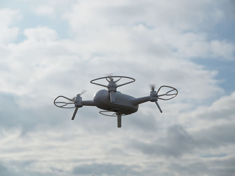 drone, drones, naturalesa, quadcopter, càmera, rotors, multicopter, avions, inspirar, hèlix, vol, màquina voladora, flotar, imatge de fons, volar, fotografies aèries, controlat remotament, model d’helicòpter, vista aèria, cel, núvol - cel, vista d’angle baix, a l'aire, volant, dia, cap gent, transport, moviment, avió, vehicle aeri, manera de transport, a l'aire lliure, tecnologia, vigilància, futurista, seguretat, en moviment, indústria aeroespacial, 4K