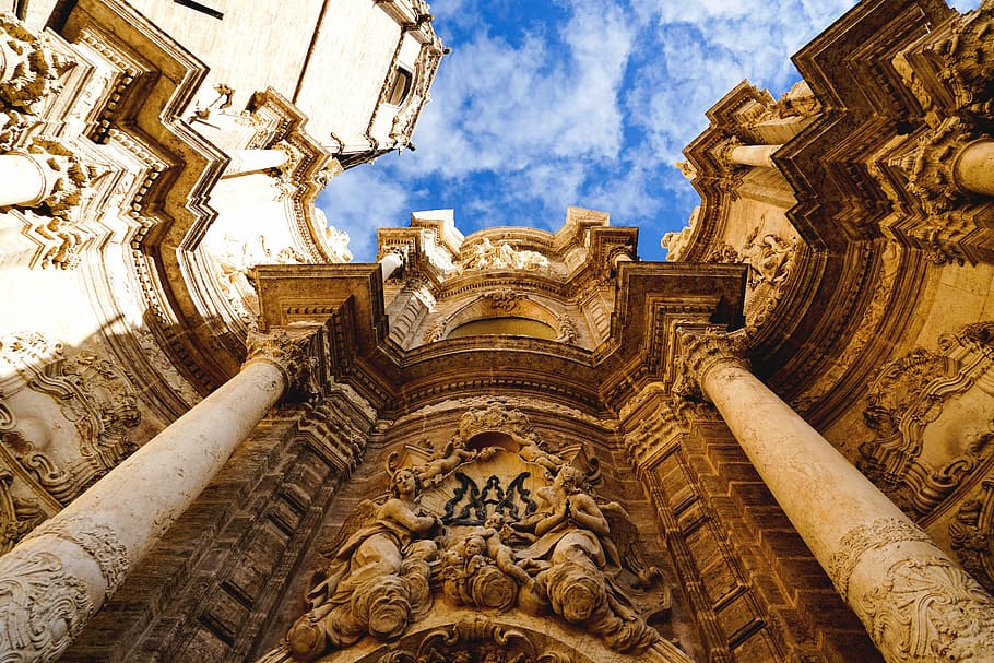 lav, vinkel billede, Brun, beton, bygning, overskyet, himmel, arkitektur, kolonne, søjle, udskæring, lav vinkel visning, sky - himmel, bygget struktur, historie, fortiden, bygning udvendig, religion, håndværk, sted for tilbedelse, tro, natur, spiritualitet, rejsemål, ingen mennesker, dag, carving - håndværk produkt, arkitektoniske kolonne, udsmykkede, arkæologi, gamle civilisation, bas relief, 5K