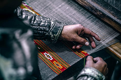 Person, Weberei, grau, Stoff, Person, die Nadel hält, Hand, Faden, Baumwolle, Textilien, indisch, eine Person, menschliche Hand, Erwachsene, menschliches Körperteil, Männer, Nahansicht, selektiver Fokus, Mittelteil, drinnen, halten, Kunst, Kultur und Unterhaltung, Fokus auf den Vordergrund, Musik-, Legere Kleidung, Religion, Tag, 5K, CC0, gemeinfrei, lizenzfrei