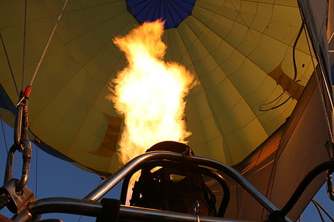 flacără, foc, balon, ardere, foc - fenomen natural, balon cu aer cald, temperatura - temperatură, natură, oameni adevărați, vedere unghiulară joasă, transport, mijloc de transport, vehiculul aerian, noapte, bărbați, navă nautică, semn de avertizare, în aer liber, oameni, aventură, umflarea, 2K, CC0, domeniu public, fără drepturi de autor