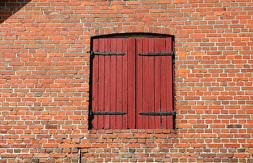 parete, mattone, divario, porta, muro di mattoni, architettura, struttura costruita, caratteristica della parete, rosso, esterno dell'edificio, chiuso, Entrata, nessuno, giorno, sicurezza, protezione, legno - materiale, Marrone, finestra, modello, all'aperto, 4K, CC0, dominio pubblico, privo di copyright