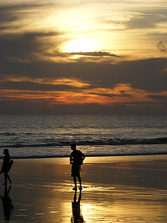 Sonnenuntergang, Bali, Strand, Himmel, Meer, Wasser, echte Menschen, Horizont über Wasser, Schönheit in der Natur, wolke - himmel, Szenen - Natur, Lebensstile, Land, Horizont, Silhouette, orange Farbe, Freizeitbeschäftigung, zwei Menschen, Natur, Männer, draußen, 2K, CC0, gemeinfrei, lizenzfrei