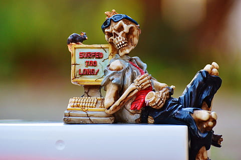 beige, skeleton figurine, white, surface, computer, addiction, help, computer searches, internet addiction, self help, selbsthilfegruppe, office, desk, monitor, screen, pc, skeleton, representation, human representation, animal wildlife, figurine, bird, vertebrate, one animal, male likeness, day, no people, focus on foreground, toy, close-up, art and craft, sitting, creativity, table, 4K, CC0, public domain, royalty free