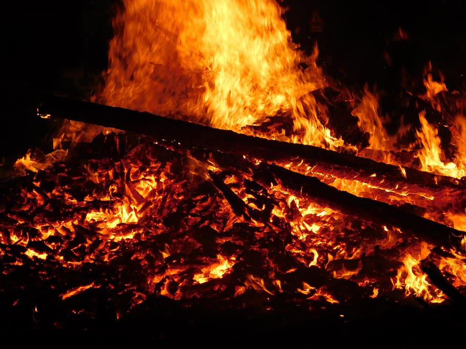foc, flama, cremar, foguera, brases, foc, flama, evolutiu, foc - fenomen natural, calor - temperatura, cremant, vermell, naturalesa, brillant, groc, color taronja, nit, infern, registre, fusta, material de fusta, llenya, cap gent, primer pla, moviment, a l'aire lliure, moviment borrós, 4K