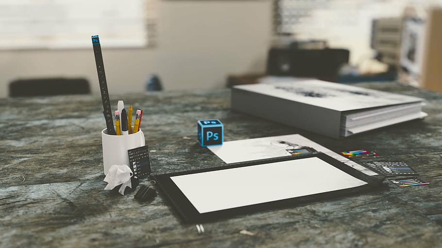 blanc, ceràmica, tassa, paper de la impressora, gris, aglutinants, oficina, escriptori, ordinador, tecnologia, portàtil, productiu, creatiu, cap gent, primer pla, a l'interior, dia, taula, centrar-se en primer pla, natura morta, raspall, pinzell, art i artesania, enfocament selectiu, gran grup d'objectes, mobles, bolígraf, taller, equipament, llapis, creativitat, 4K